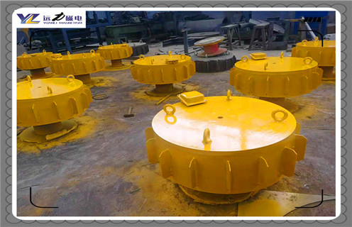 江西RCDC-8電磁除鐵器原理生產(chǎn)廠(chǎng)家_選型_河北江西RCDC-8電磁除鐵器原理生產(chǎn)廠(chǎng)家工作原理_價(jià)格，RCDC系列風(fēng)冷自卸式電磁除鐵器，是在RCDA系列風(fēng)冷懸掛式電磁除鐵器的基礎上增加了驅動(dòng)電機、滾筒、帶刮板的卸鐵膠帶等組成的卸鐵機構。在工作過(guò)程中卸鐵機構自動(dòng)將卸鐵皮帶上吸附的鐵磁性物質(zhì)拋到除鐵器以外的集鐵箱內，無(wú)需停電人工清理，實(shí)現了除鐵自動(dòng)化。  一、江西RCDC-8電磁除鐵器原理生產(chǎn)廠(chǎng)家_選型_河北江西RCDC-8電磁除鐵器原理生產(chǎn)廠(chǎng)家工作原理_價(jià)格  1、在鋼鐵廠(chǎng)、水泥廠(chǎng)、多用于礦渣除鐵和保護輥壓機、立磨、破碎機等重要設備。  2、計算機模擬設計。  3、結構簡(jiǎn)單，易維護。  4、磁場(chǎng)強、功率大、磁透深度大。  5、采用軸流風(fēng)機散熱線(xiàn)效果良好，電磁線(xiàn)圈溫升低。  6、用于輸送膠帶上任何物料的除鐵，對各種型號的破碎機、磨機等設備起著(zhù)可靠的保護作用。